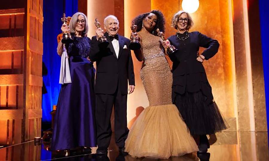 Mel Brooks, Angela Bassett, entre otros, reciben los primeros premios